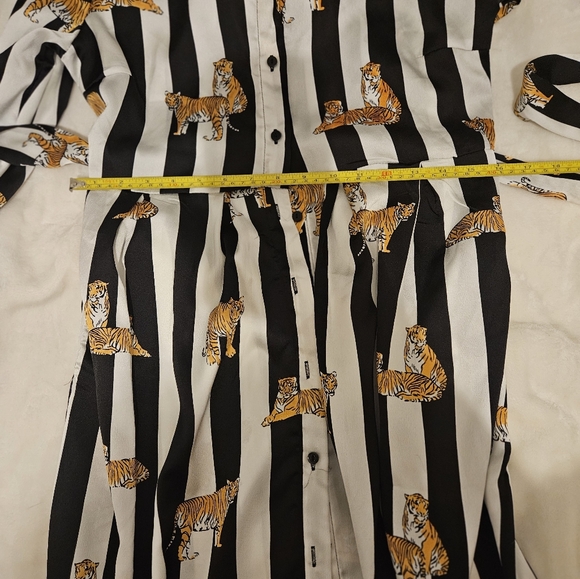 NWOT. Cute And Elegant Striped Long Dress with Tiger Print. Size M. - Picture 8 of 8